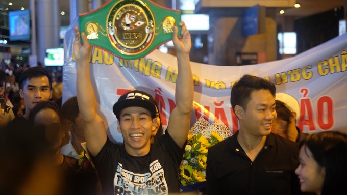Nâng đai WBC khi trở về Việt Nam, võ sĩ Trần Văn Thảo nói gì? 