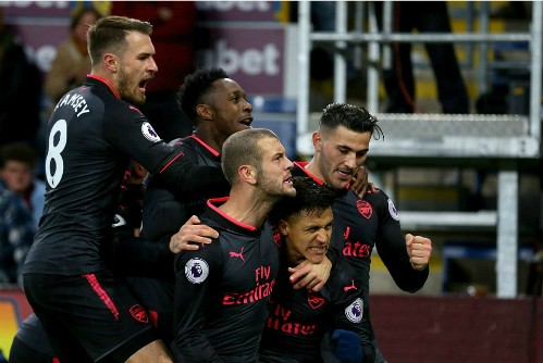 Cầu thủ Arsenal ôm lấy Sanchez mừng chiến thắng vô cùng quan trọng mùa này. Ảnh: AFP. 