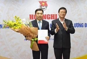 Đồng chí Hà Ban trao quyết định và chúc mừng đồng chí Nguyễn Mạnh Dũng. Ảnh Trung ương Đoàn