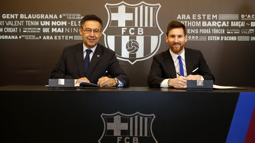 Messi trong ngày ký hợp đồng mới có thời hạn đến năm 2021 với Barca