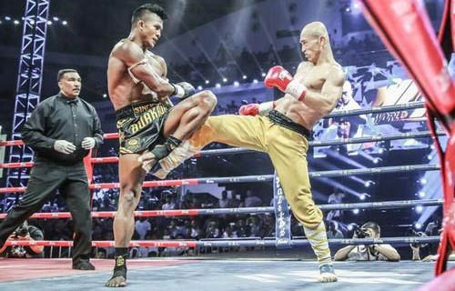 Nhất Long trong trận đấu với “Thánh Muay Thái” Buakaw.