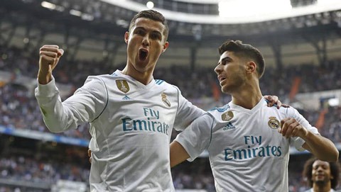 Ronaldo khoe bộ sưu tập Quả Bóng Vàng trên sân Bernabeue