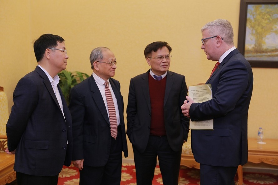 Đại sứ Craig Chittick trao đổi với các chuyên gia kinh tế Việt Nam tại Hội thảo
