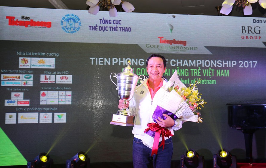 Golfer Lê Hùng Nam và chiếc Cup vô địch