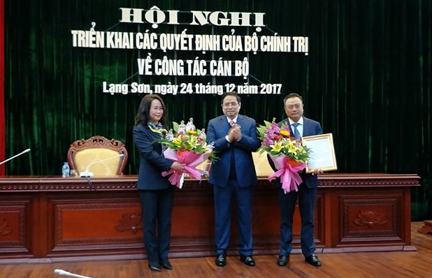 Trưởng ban Tổ chức TƯ (giữa) trao quyết định, tặng hoa cho bà Lâm Phương Thanh và ông Trần Sỹ Thanh. Ảnh: N.T