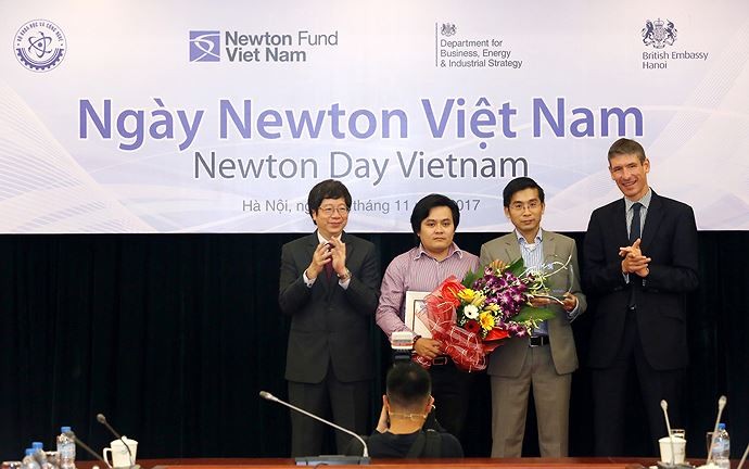 Đại sứ Anh tại Việt Nam,Giles Lever và Thứ trưởng Bộ Khoa học & Công nghệ Trần Quốc Khánh trao Giải Newton Prize 2017 cho TS. Dương Quang Trung (thứ 2 từ phải sang) và TS. Võ Nguyên Sơn (thứ 2 từ trái sang)