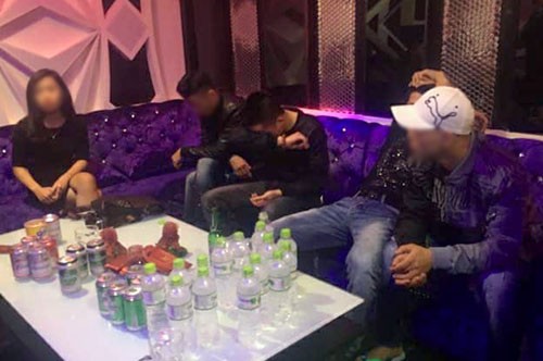 Các đối tượng khai thuê phòng của quán karaoke để tổ chức "tiệc ma túy" đón năm mới 2018.