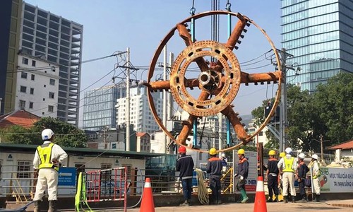 Tháo lắp robot khổng lồ để khoan hầm metro thứ 2 ở Sài Gòn