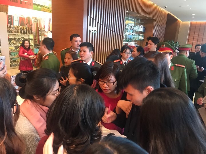 CĐV 'bao vây' U23 Việt Nam ở khách sạn từ sáng sớm