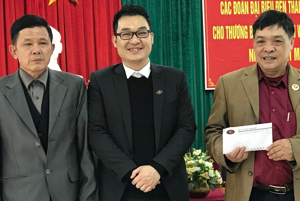 Phó TGĐ Tập đoàn Lã Vọng, ông Lê Duy Hiếu (đứng giữa) trao quà cho đại diện TT Điều dưỡng thương binh và người có công tỉnh Thanh Hoá. Ảnh Hoàng Rự.