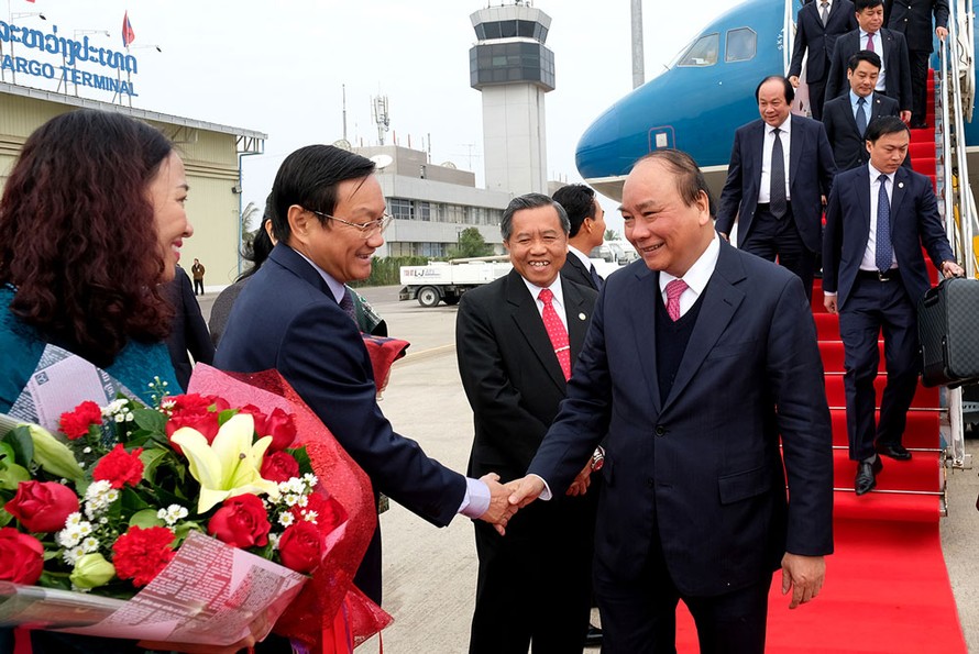 Thủ tướng Nguyễn Xuân Phúc và đoàn đại biểu cấp cao Chính phủ Việt Nam đến sân bay quốc tế Wattay, thủ đô Vientiane, Lào. Ảnh: VGP/Quang Hiếu 