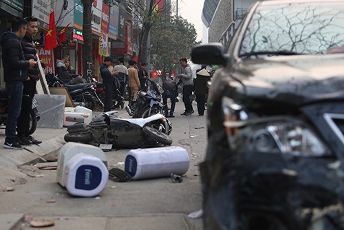 Ôtô Camry tông liên hoàn năm xe trên phố Hà Nội