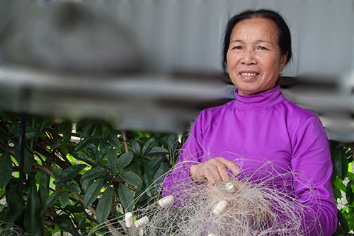 Bà Tâm bên tấm lưới cũ từng bắt được cá sủ vàng 23 năm trước.