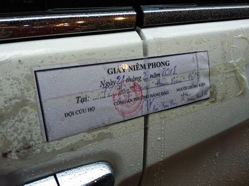 Nhiều xe ôtô dừng đỗ trái phép trên phố cổ bị công an phường Hàng Đào, Hoàn Kiếm niêm phong và cẩu về bãi. 