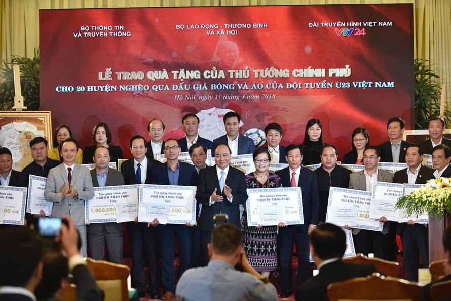 Thủ tướng Nguyễn Xuân Phúc trao số tiền ủng hộ các huyện nghèo cả nước