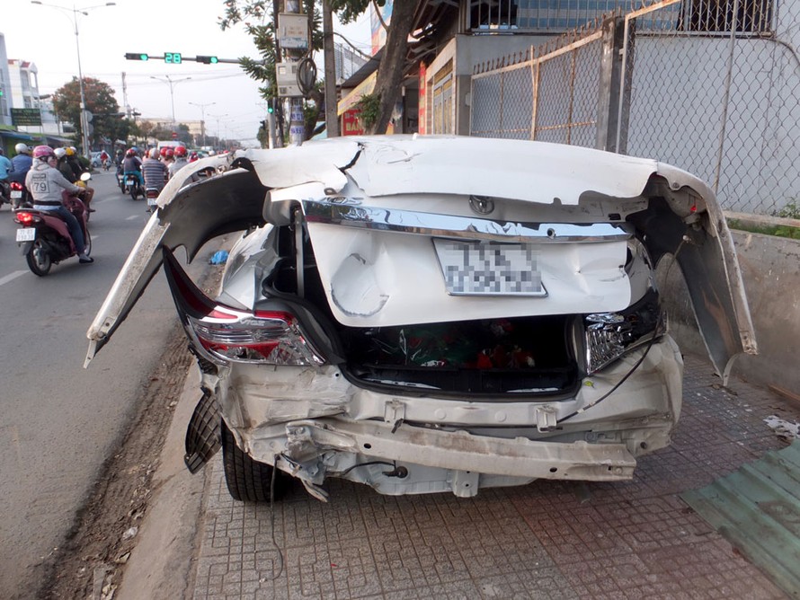 Một xe ô tô bị hư hỏng nặng sau vụ tai nạn/