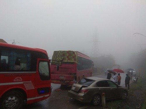 Sương mù và đường trơn do trời mưa là nguyên nhân gây ra hai vụ tai nạn liên hoàn. Ảnh: Phạm Dũng.