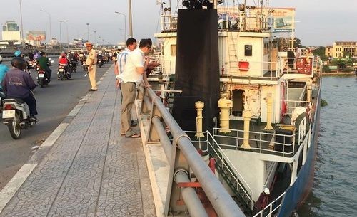 Tàu hàng nghìn tấn mắc kẹt giữa cầu Đồng Nai