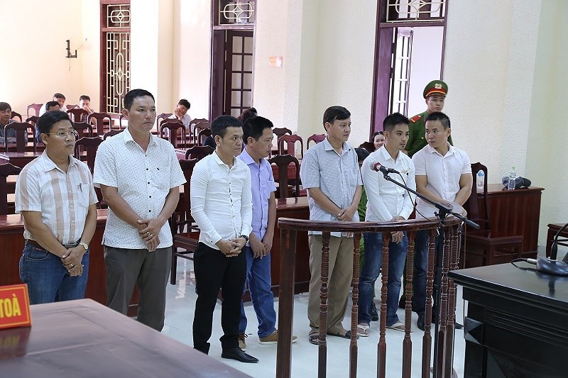 Ông Nguyễn Xuân Dương (ngoài cùng bên trái) tại phiên tòa xét xử vụ đánh bạc. Ảnh: Pháp luật TPHCM. 