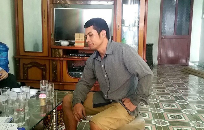 Nguyễn Văn Tuấn tại thời điểm đoàn thanh tra của sở y tế đến làm việc. Ảnh: Zing