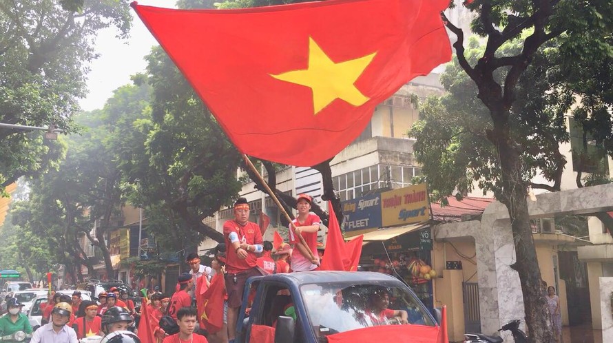 CĐV Hà Nội diễu hành trước trận bán kết. Ảnh: Nguyễn Hoàn