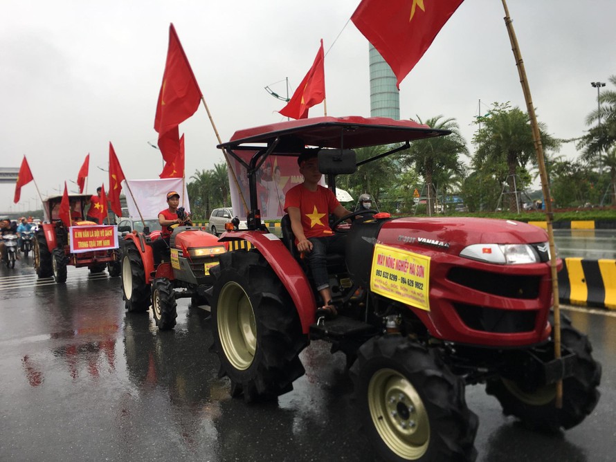 Lái máy cày đi đón Olympic Việt Nam