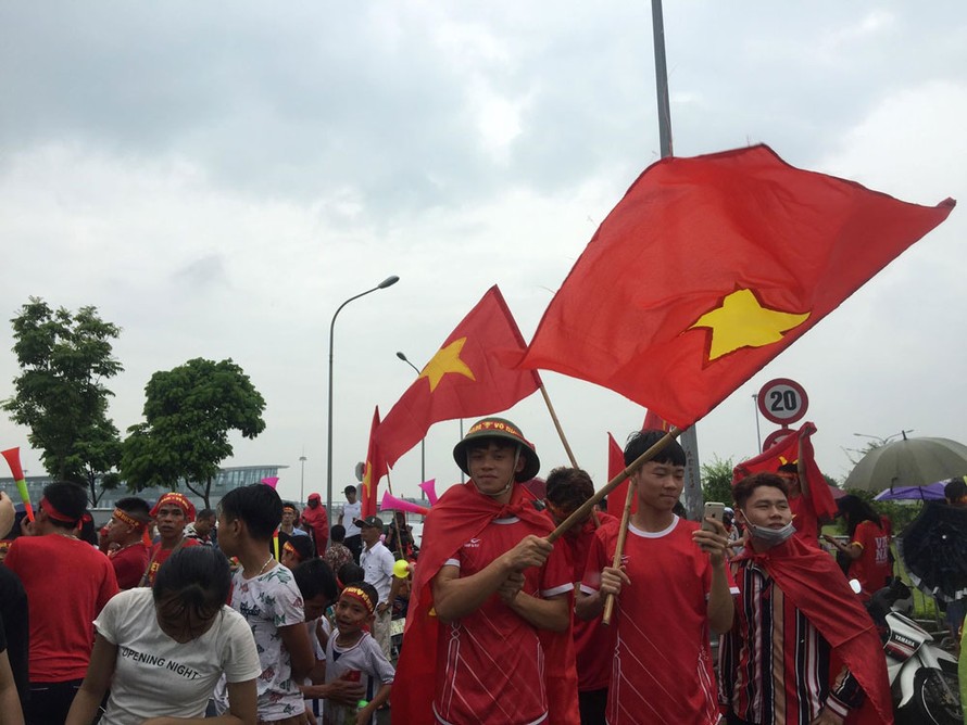 Hàng nghìn CĐV đánh trống, vẫy cờ chào đón Olympic Việt Nam
