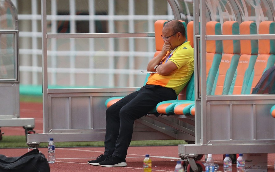 HLV Park Hang Seo ngồi một mình lặng lẽ sau trận thua UAE. Ảnh: Vnexpress
