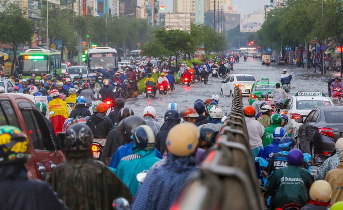 Giao thông Sài Gòn rối loạn trong cơn mưa tầm tã