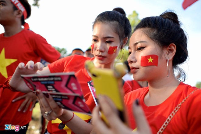 Những bóng hồng xinh đẹp 'tiếp lửa' cho tuyển Việt Nam