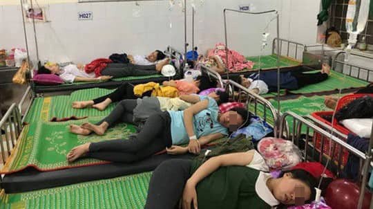Các công cấp cứu tại Trung tâm y tế huyện Hoài Nhơn ngày 16/11 sau khi ăn trưa tại công ty. 