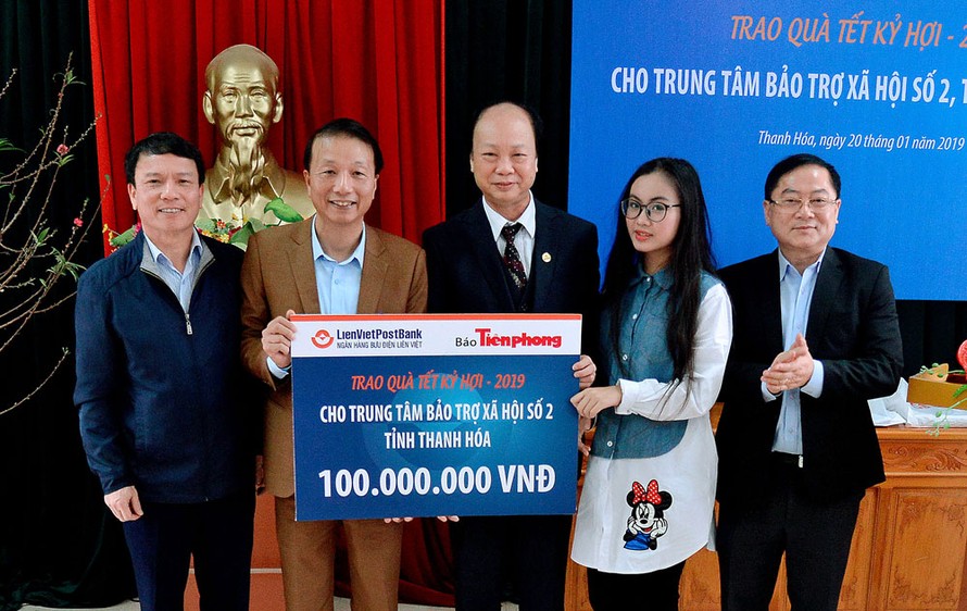 Chủ tịch Hội đồng Quản trị LienViet Postbank Nguyễn Đình Thắng (giữa) trao món quà Tết 100.000.000 đồng cho Trung tâm bảo trợ xã hội số 2 tỉnh Thanh Hoá. 
