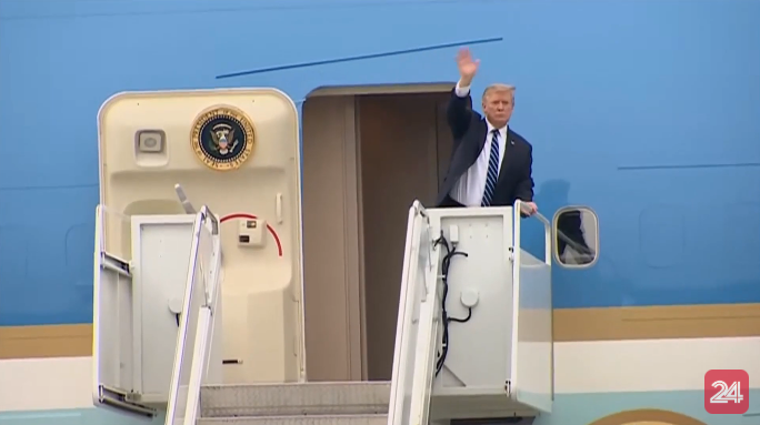 Ông Trump vẫy tay chào mọi người trước khi rời Hà Nội chiều nay. 