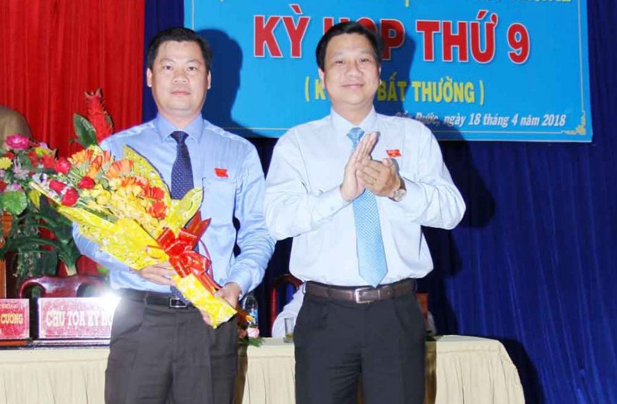 Ông Nguyễn Việt Cường - Chủ tịch HĐND huyện và ông Huỳnh Văn Quang Hùng-Chủ tịch UBND huyện. Ảnh: Báo Long An