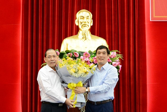 Bí thư Tỉnh ủy Phú Thọ Bùi Minh Châu chúc mừng đồng chí Hoàng Công Thủy được bầu giữ chức Phó Bí thư Tỉnh ủy Phú Thọ nhiệm kỳ 2015 - 2020.
