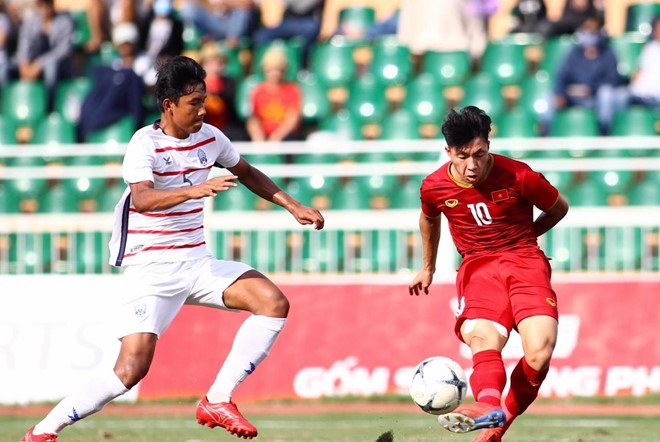 U18 Việt Nam (áo đỏ) để thua các cầu thủ trẻ Campuchia. Ảnh: Zing