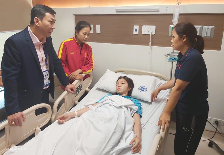 Nữ tuyển thủ Việt Nam nhập viện sau 120 phút kịch chiến Thái Lan