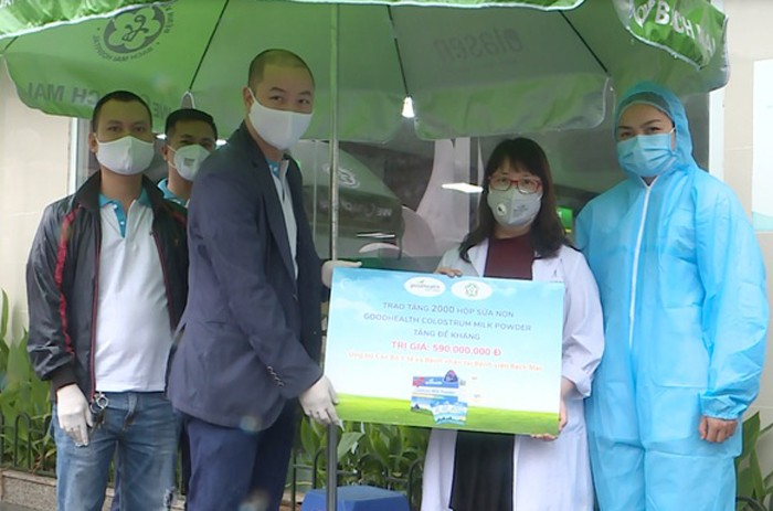 2000 suất quà tăng đề kháng được trao gửi kịp thời, tiếp sức cho Bệnh viện Bạch Mai - “điểm nóng” của COVID-19