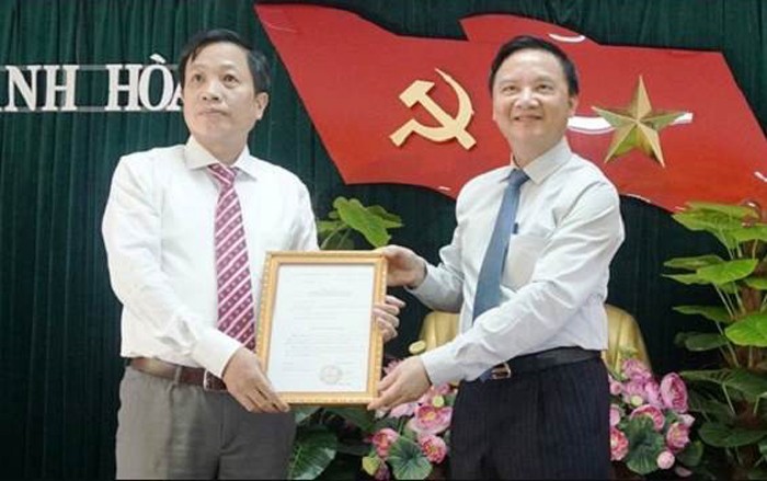 Ông Nguyễn Khắc Định - Bí thư Tỉnh ủy Khánh Hòa trao quyết định cho ông Hà Quốc Trị. Ảnh: VOV