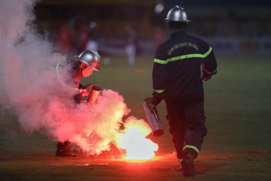 BTC sân Hàng Đẫy không thể ngăn chặn hoàn toàn CĐV Hải Phòng đốt pháo sáng trên sân bóng.