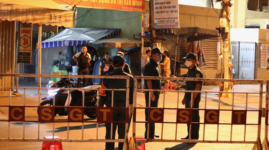Lực lượng chức năng dựng rào chắn khu vực đường Hải Phòng, đường Quang Trung (cổng chính và cổng sau bệnh viện Đà Nẵng và bệnh viện C Đà Nẵng) vào đêm 27/7.