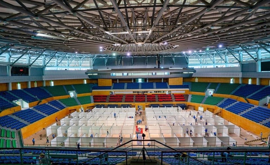 Bệnh viện dã chiến được lắp đặt thần tốc trong lòng Cung Thể thao Tiền Sơn, TP Đà Nẵng