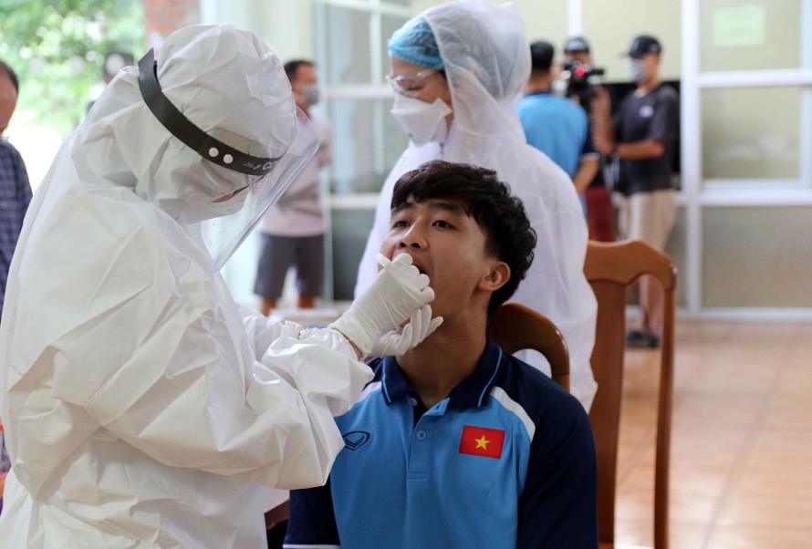 Thành viên U22 Việt Nam được cho xét nghiệm PCR tại bệnh viện Bạch Mai. 