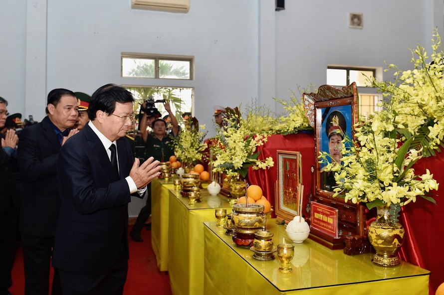 Phó Thủ tướng Trịnh Đình Dũng dẫn đầu Đoàn Đại biểu Đảng, Nhà nước, Chính phủ, Quốc hội, lãnh đạo tỉnh Thừa Thiên Huế viếng các liệt sĩ. Ảnh: VGP