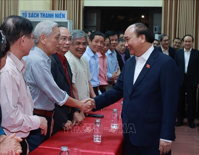 Chủ tịch nước Nguyễn Xuân Phúc với cử tri Tổ dân phố số 8, phường Điện Biên, quận Ba Đình, Hà Nội. 