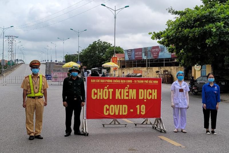 Cơ quan chức năng tỉnh Bắc Ninh thiết lập vùng cách y nơi có dịch COVID - 19. Ảnh: Nguyễn Chương