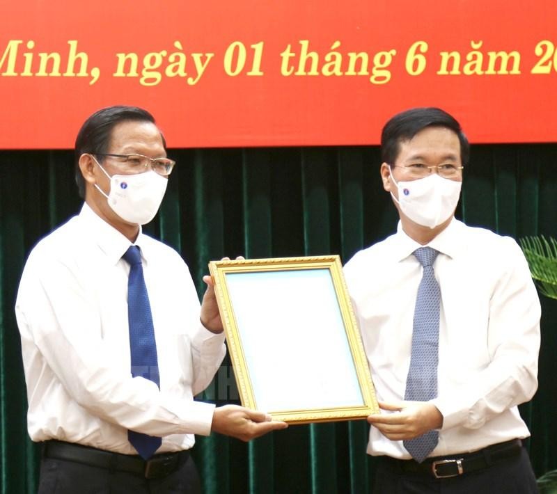 Ông Võ Văn Thưởng - Ủy viên Bộ Chính trị, Thường trực Ban Bí thư trao quyết định cho ông Phan Văn Mãi - Phó Bí thư Thường trực Thành ủy TP.HCM 