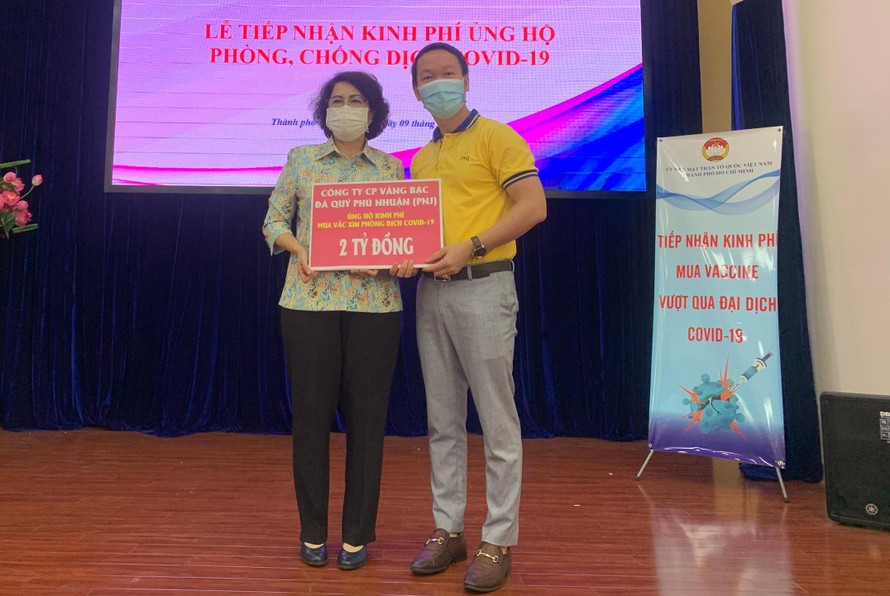 Lãnh đạo Ủy ban MTTQ Việt Nam thành phố tiếp nhận bảng tượng trưng ủng hộ kinh phí phòng, chống dịch COVID-19.