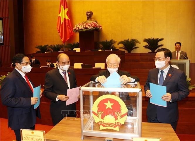 Tổng Bí thư Nguyễn Phú Trọng Quốc hội cùng các đồng chí lãnh đạo Đảng, Nhà nước bỏ phiếu phê chuẩn việc bổ nhiệm Phó Thủ tướng, Bộ trưởng và thành viên khác của Chính phủ bằng hình thức bỏ phiếu kín. Ảnh: TTXVN