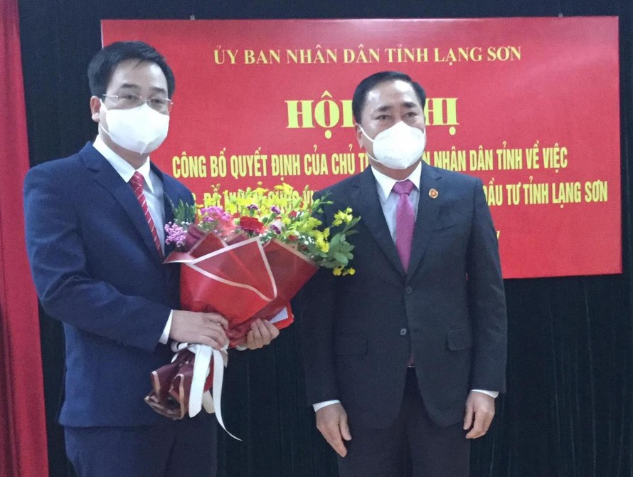 Chủ tịch UBND tỉnh Lạng Sơn Hồ Tiến Thiệu (bìa phải) trao quyết định, tặng hoa chúc mừng ông Vũ Hoàng Quý, tân Giám đốc Sở Kế hoạch và đầu tư (bìa trái). Ảnh: Duy Chiến 